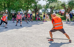 Étirements après la rando.
