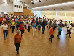 L'assemblée au complet en dansant